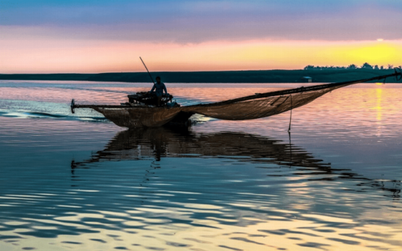 Đứng trên cầu cảng Quy Nhơn, bạn sẽ được chiêm ngưỡng hoàng hôn tuyệt đẹp